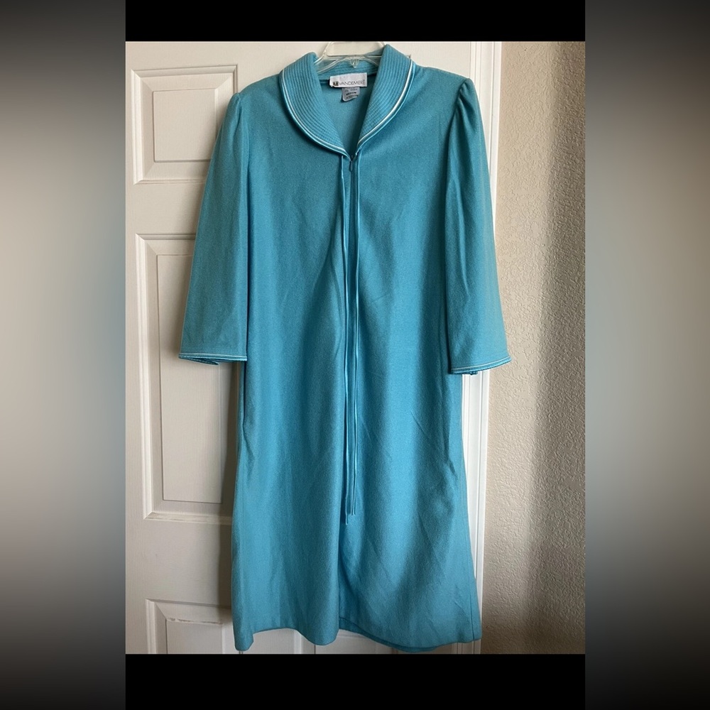 Vandemere Robe Size Medium Robe Zip Never Worn